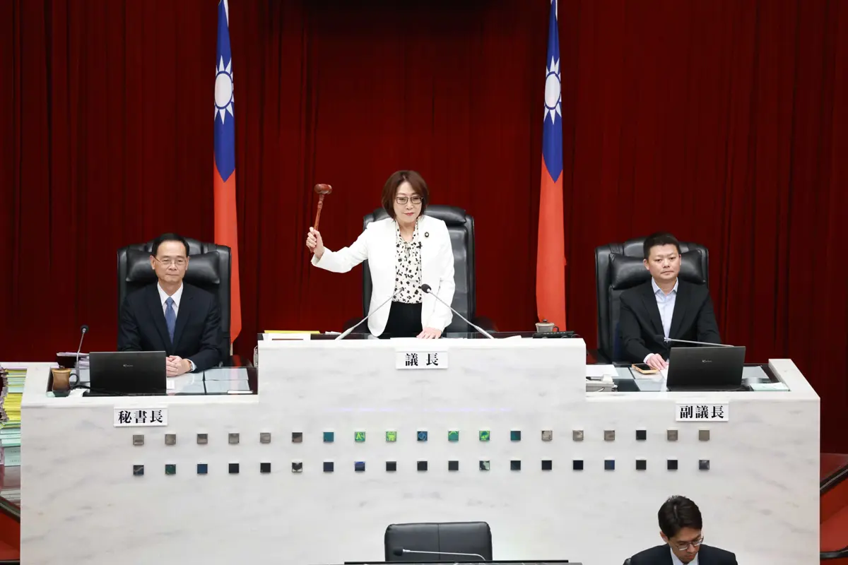 巨大章魚現身澄清湖！英國藝術家痞子路克奇幻作品降落高雄，週末打卡必訪