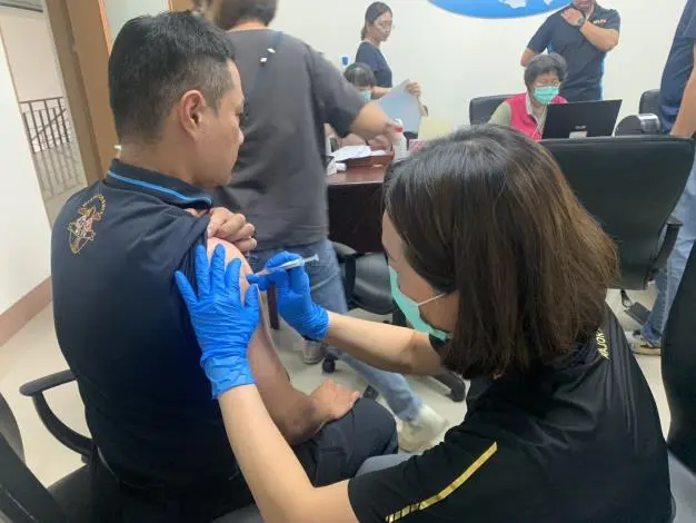 苗栗消防隊員集體開打!流感、COVID-19疫苗雙管齊下 築高第一線防護網