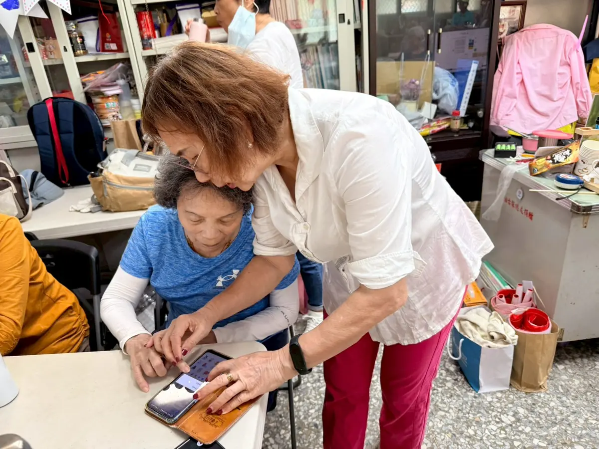 活到老學到老!新竹市首創AI數位課程導入社區 潘沿伶:做海報省時又神速