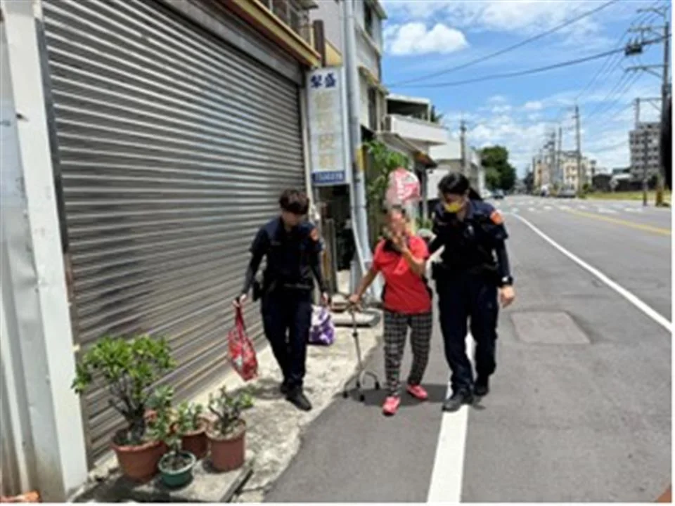 婦人頂高溫迷失彰化街頭!暖心員警火速尋身分護送返家
