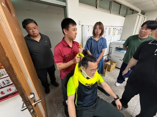 消防員救護演練大公開!關鍵「頸圈」SOP,守護創傷患者生命線