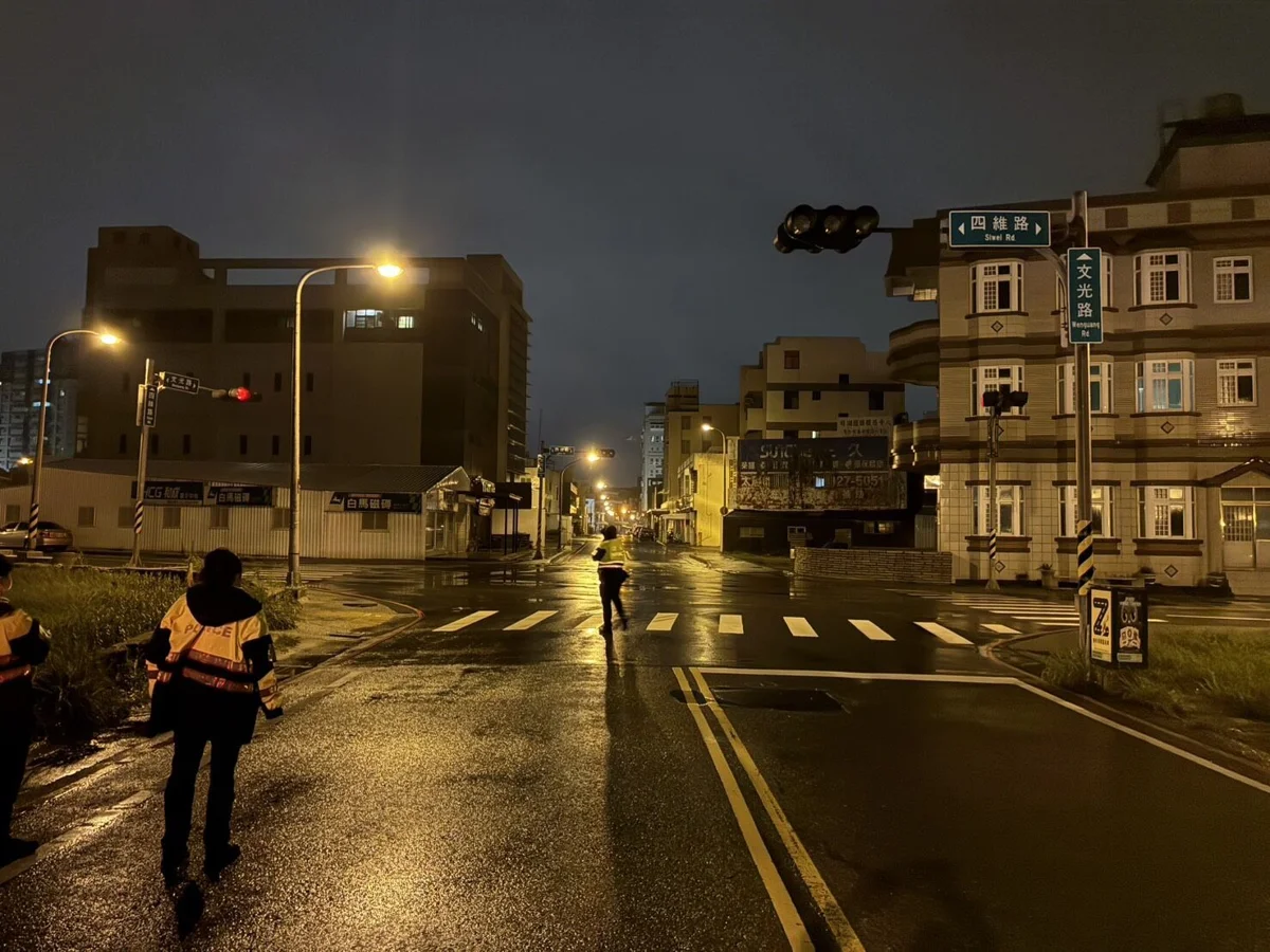 澎湖豪雨來襲!馬公警深夜巡查易積水路段護民眾安全