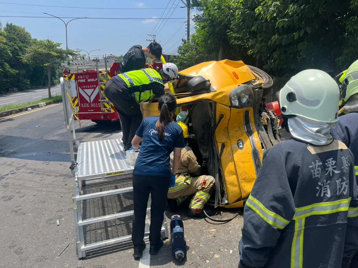 台1線工程車驚傳嚴重車禍!駕駛雙腿遭夾困 苗栗消防跨分隊破壞車體即刻救援