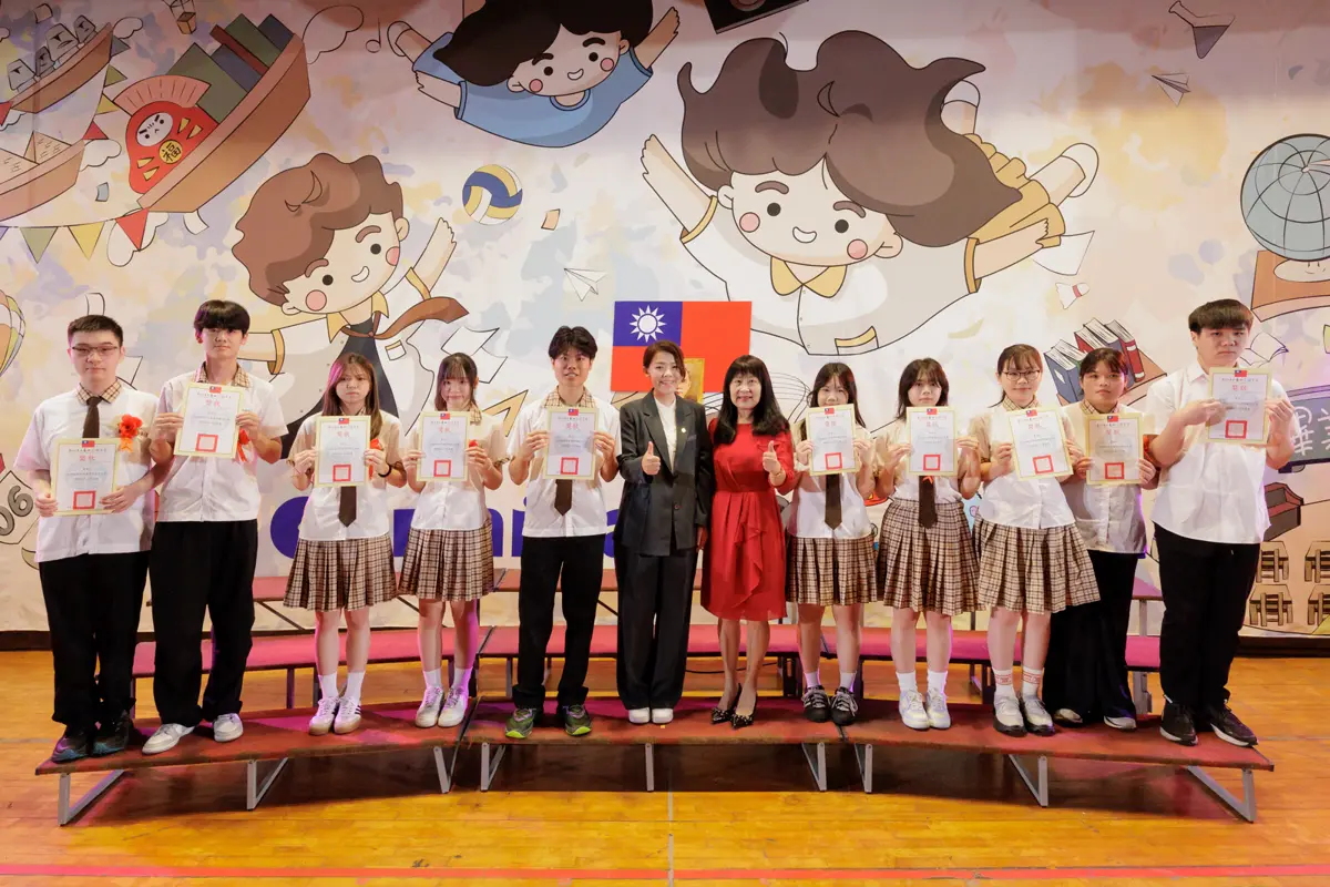 香山高中畢典「星火香傳」！高虹安見證800萬新步道啟用 勉學子成六邊形戰士