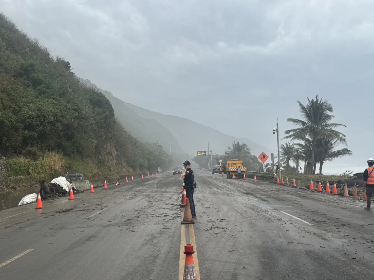 【交通速報】臺9線大鳥路段驚見大量漂流木阻道!大武警40分鐘火速排除,行經沿海路段注意3大安全重點