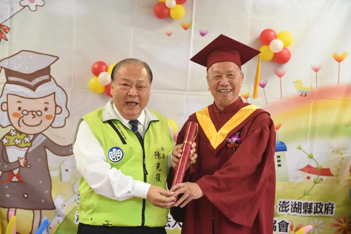 澎湖阿公阿嬤畢業了!93歲學霸領軍 縣長陳光復驚喜慶生嗨翻全場