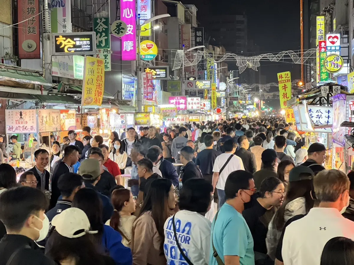 高雄演唱會經濟發威!六合夜市攤商嗨翻:生意翻倍,凌晨4點還在補貨