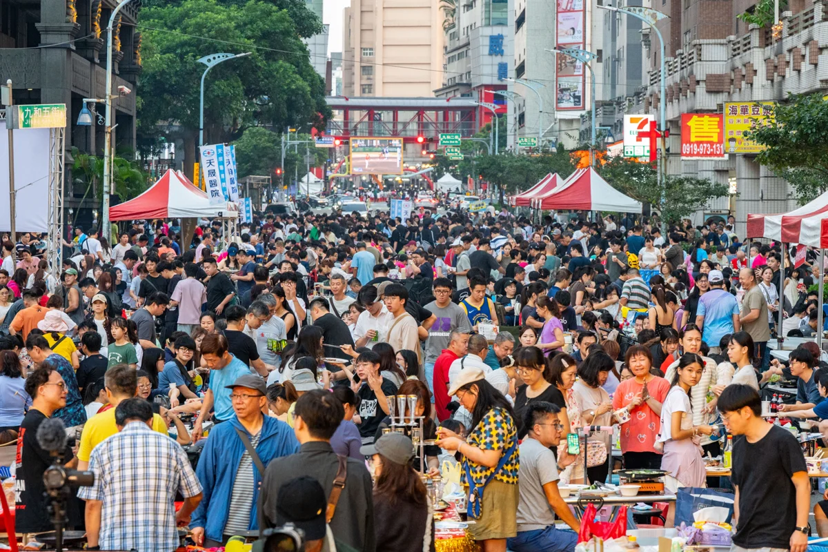 中壢萬人封街烤肉超壯觀!24年傳統結合樂天啦啦隊嗨翻中秋