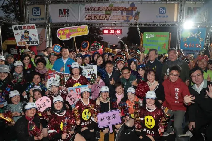 台南馬拉松清晨開跑!逾5千跑者擠爆都會公園 黃偉哲鳴槍打氣