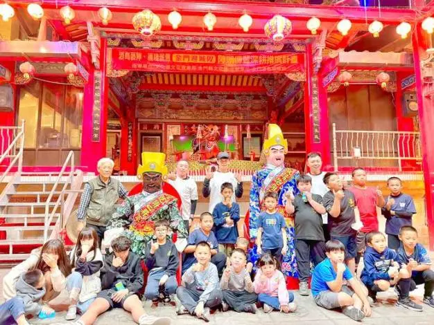 金門迎城隍變身親子嘉年華!500人搶當Q版七爺八爺,蜈蚣座彩妝課一位難求
