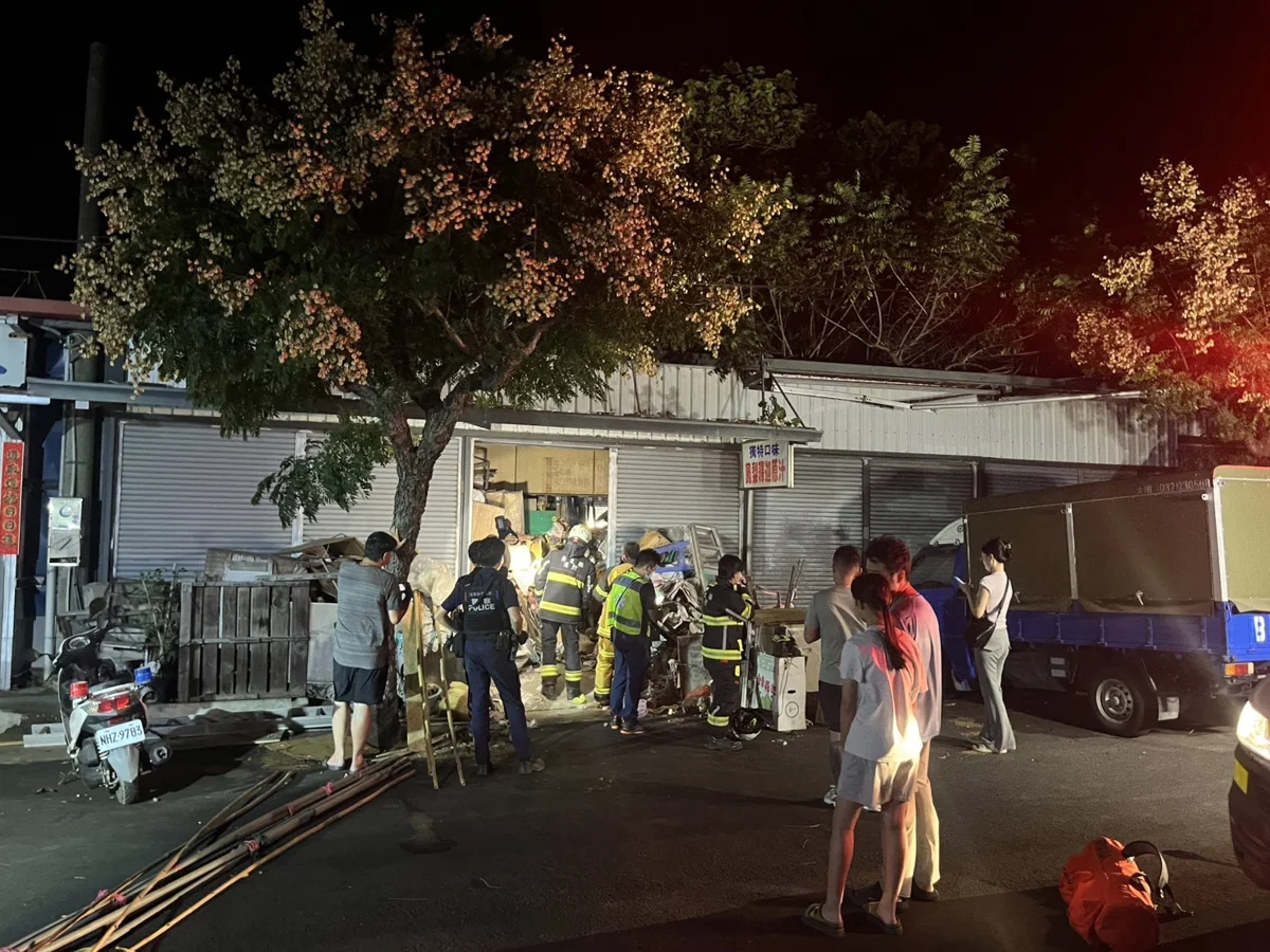 臺東七旬婦失聯多日！南王警鑽雜物堆尋獲 警消民力清出通道救命