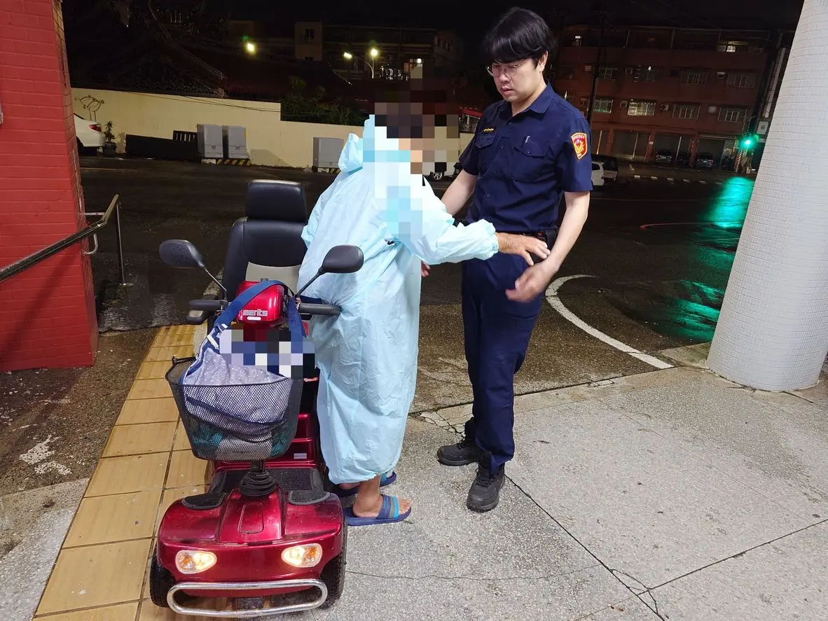 高雄暖警!7旬嬤電動車半路沒電,左營警一個舉動讓她感動道謝