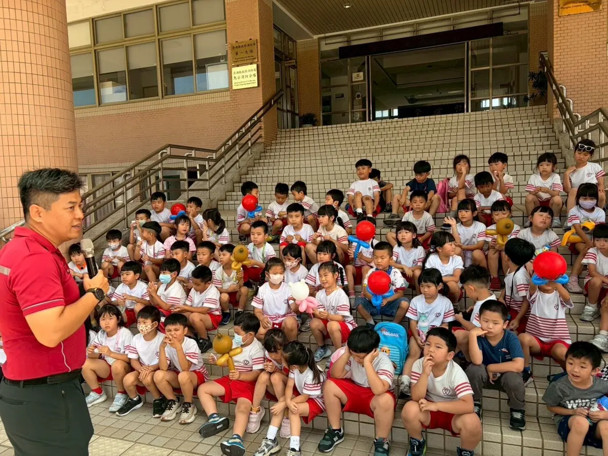 小小消防員出動!馬公幼童體驗射水、闖濃煙,市長黃健忠親自帶隊