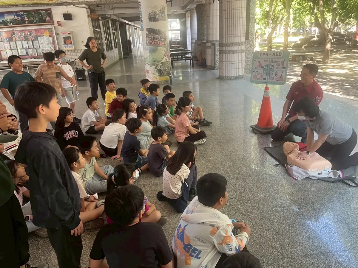 小小英雄出動！左營國小消防體驗日，CPR、滅火實戰樣樣來