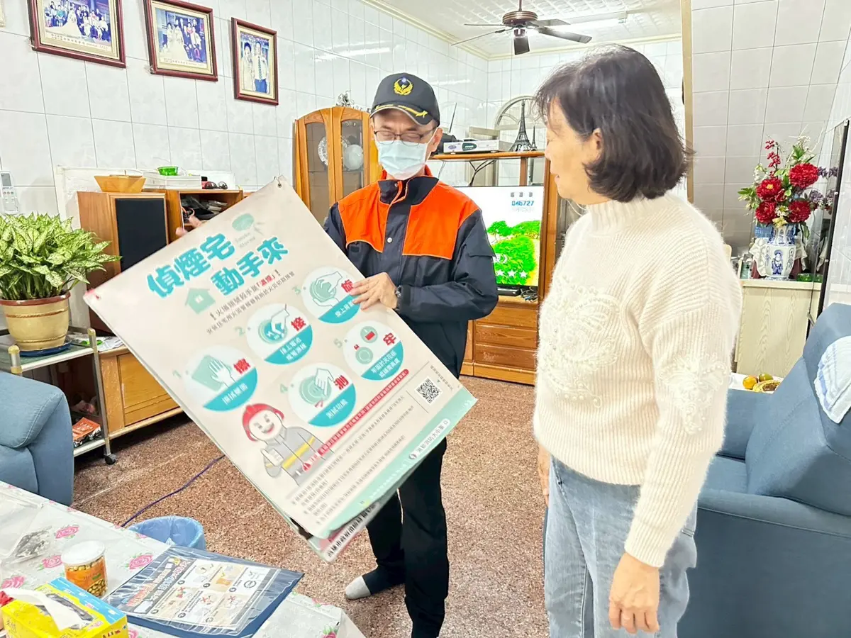 寒流來襲用電量增！高市消防局急訪梓官弱勢戶 安裝住警器防悲劇
