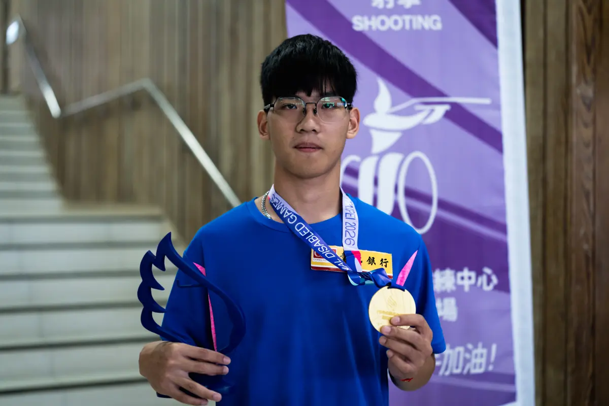 射擊神童!18歲紀芳志全障運初登場,雙破大會紀錄摘金寫傳奇