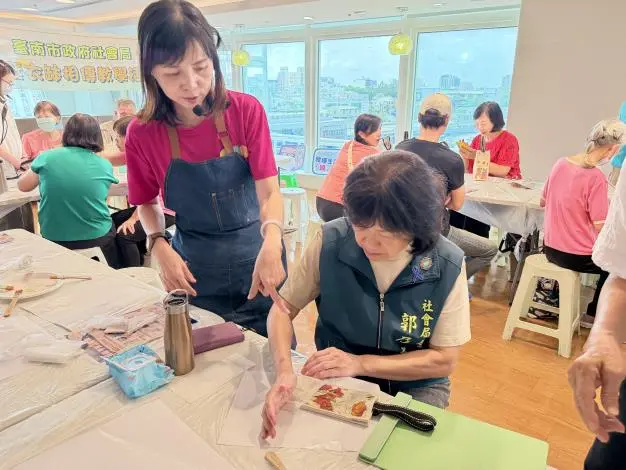 百貨變身銀髮教室!台南大遠百攜手市府推「衣缽相傳」,7旬阿伯也來學手作