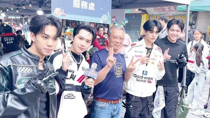 粉絲嗨翻!AcQUA源少年金門合體鎮長做公益,金沙聖誕市集擠爆人潮