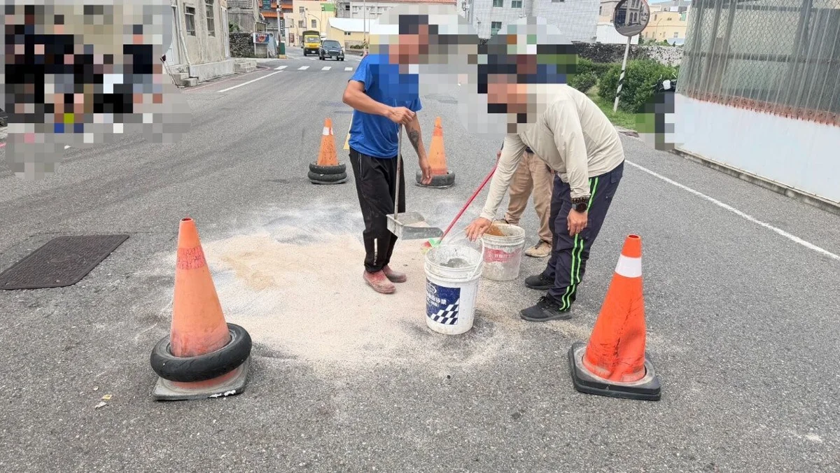 馬公文學路車禍機車漏油染黑路面!文澳警急借工地沙土救援防打滑
