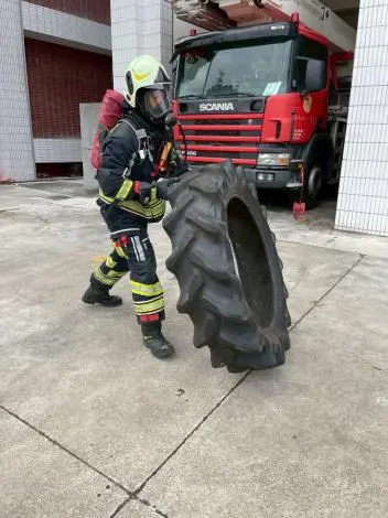 苗栗消防員「燒光空氣」魔鬼訓練!火場保命全靠這關鍵技能