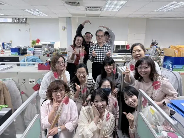 溫馨!婦女節前夕 臺南消防局長送「火鶴花」暖心感謝女力