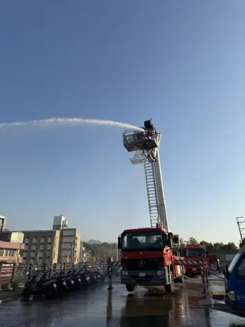 頭屋文德宮上空現強力水柱!消防隊出動雲梯車演練高樓滅火,震撼畫面曝光