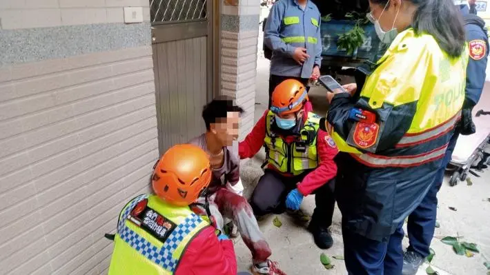竹南驚魂!工人操作鏈鋸不慎 手臂遭割傷鮮血直流 消防急送醫