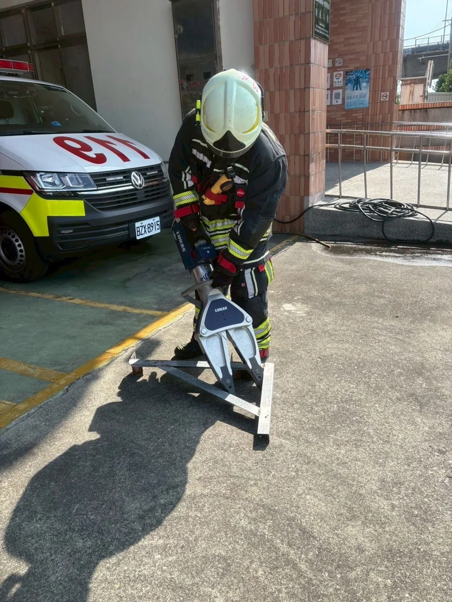 爭分奪秒!苗栗頭屋消防隊「電動破壞剪」特訓 強化車禍救援戰力