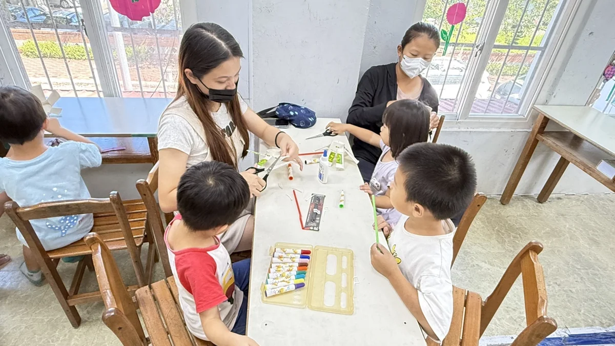 臺東縱谷社福中心推親職教育!親子彩繪風車DIY共學正向教養