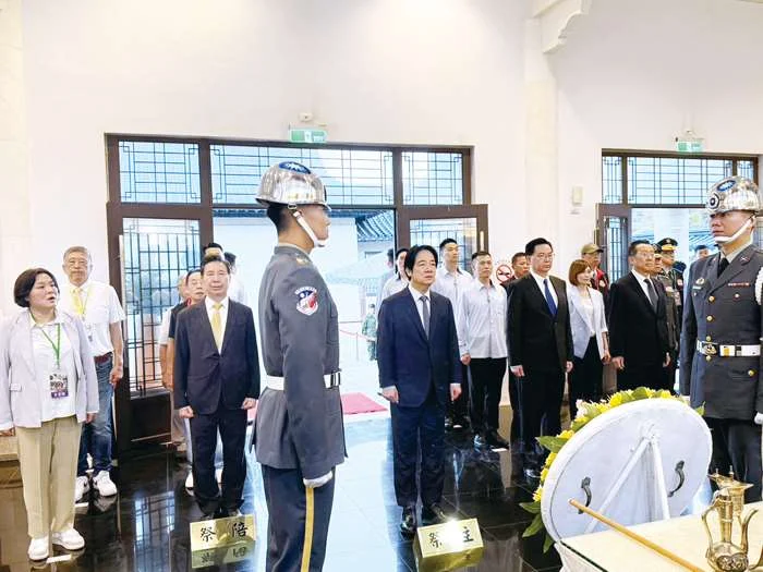 八二三戰役68週年！總統賴清德赴金門大雨中追思 24位九旬老兵重返戰地