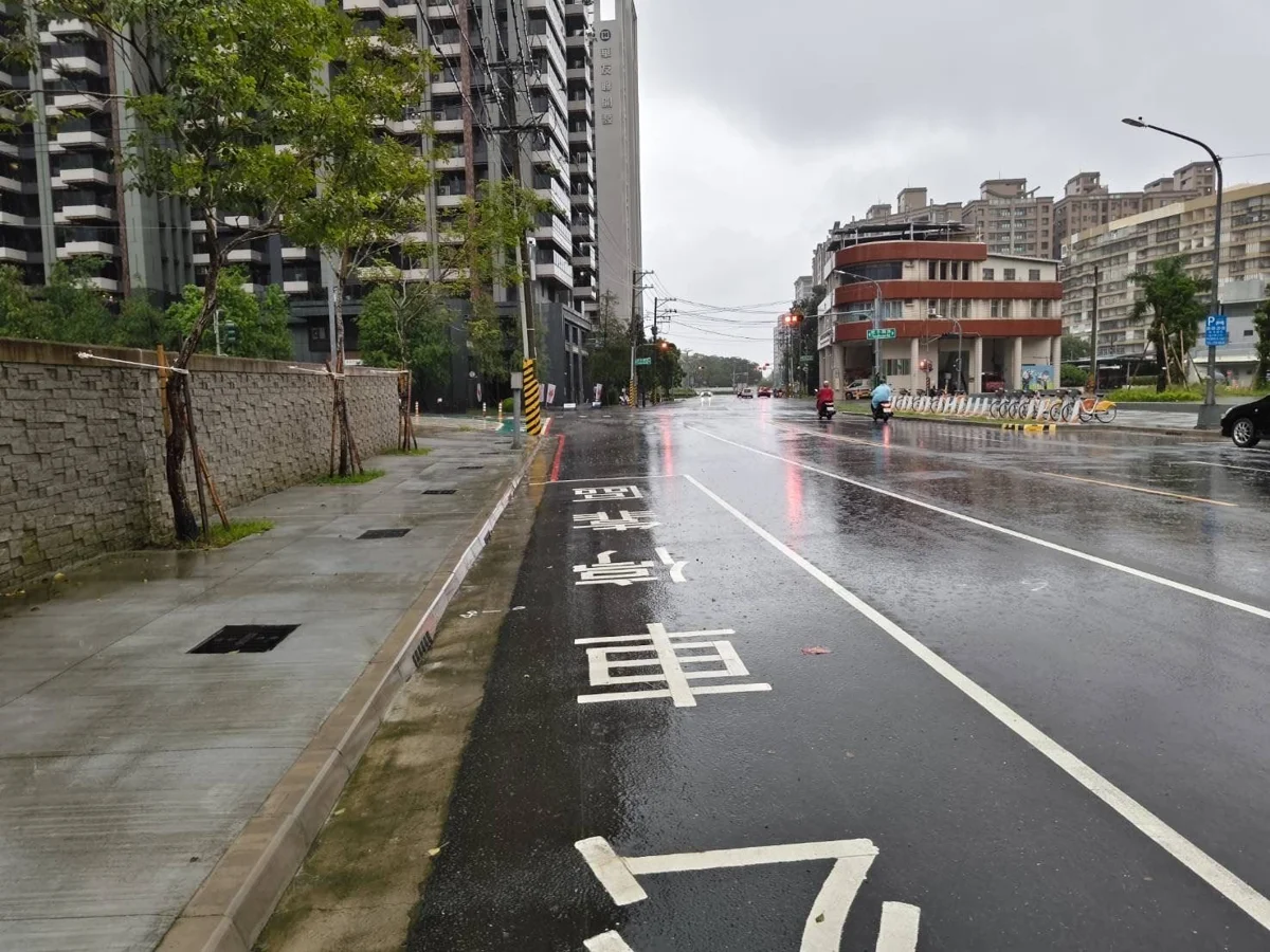 高雄豪雨狂炸！時雨量破80毫米多處積水 應變中心急升二級