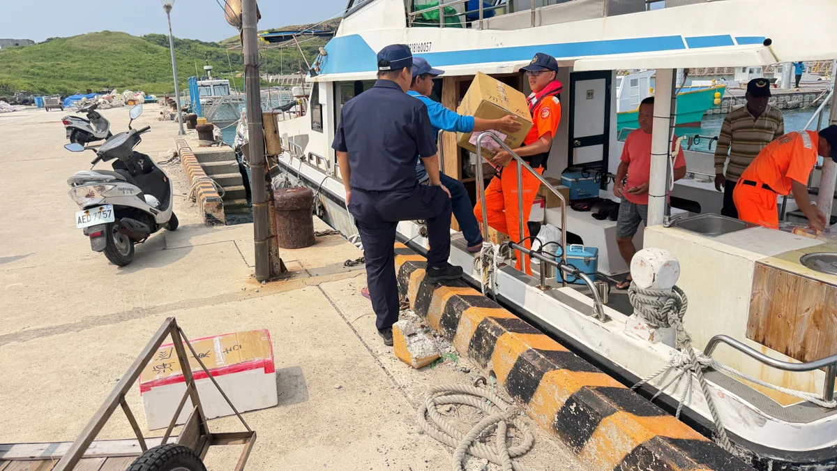 東吉島物資運補缺人手!雙吉警化身「暖心搬運工」助長者卸貨獲大讚
