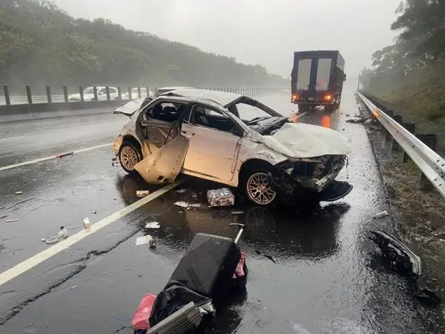 國道3號苑裡段重大車禍!自小客自撞護欄釀2死1傷 疑天雨路滑惹禍