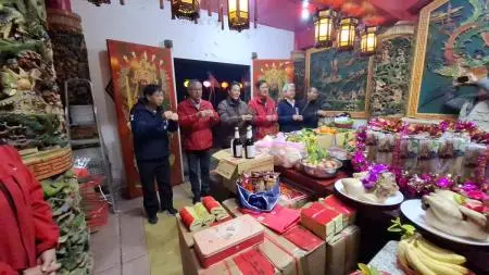 馬祖元宵夜未眠!縣長王忠銘跑遍南北竿宮廟 徹夜敬香為全縣祈福