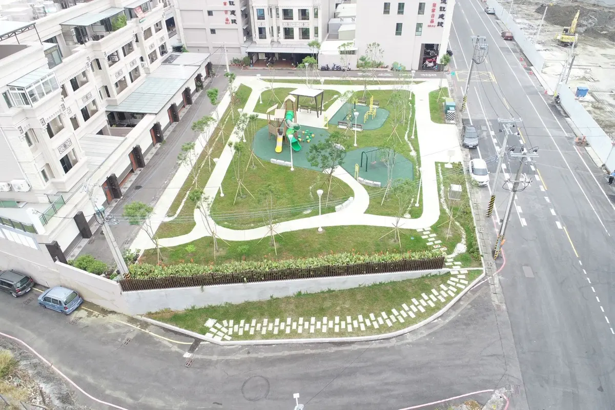 橋頭親子景點+1!「公兒10公園」啟用,家屋遊戲塔、共融鞦韆成放電新天堂