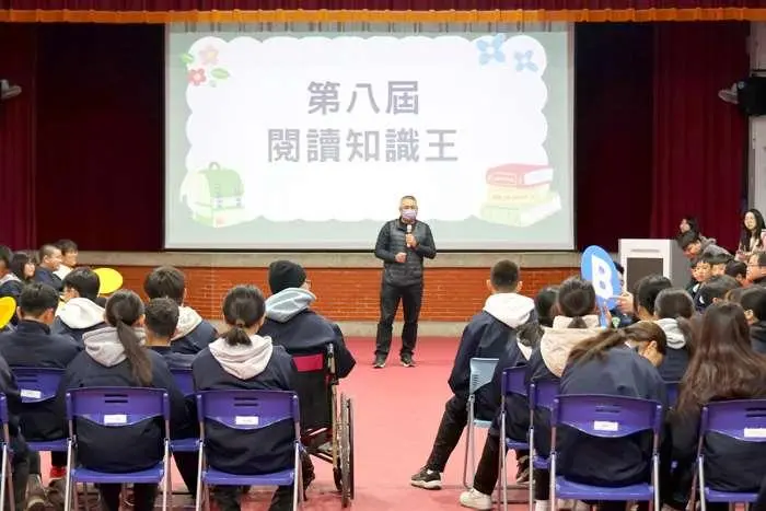 烈嶼國中「閱讀知識王」登場!不靠死背,學生翻報紙找答案也能奪冠拿獎金