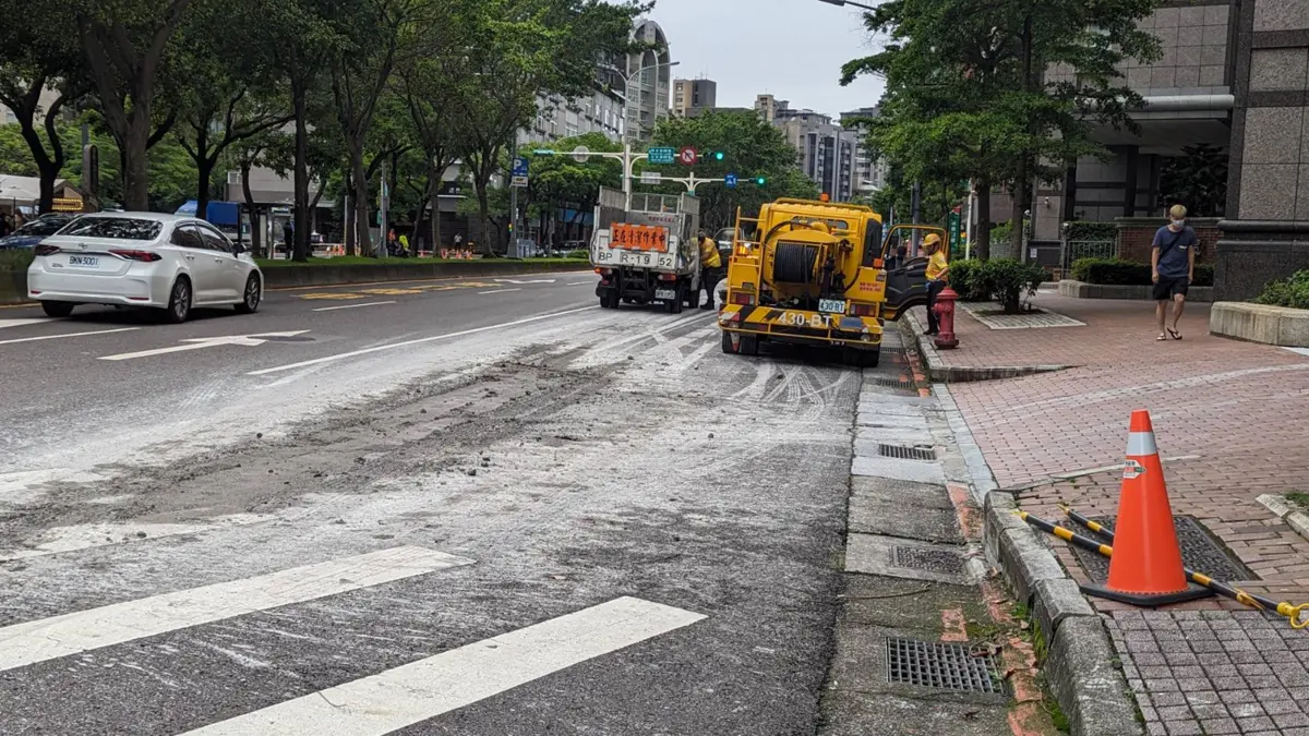 泥漿灑滿北市道路 環保局重罰6千並求償3萬