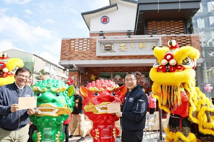 安平百年郵局華麗變身!黃偉哲揭幕「劍獅郵筒」,勢成台南最新打卡聖地