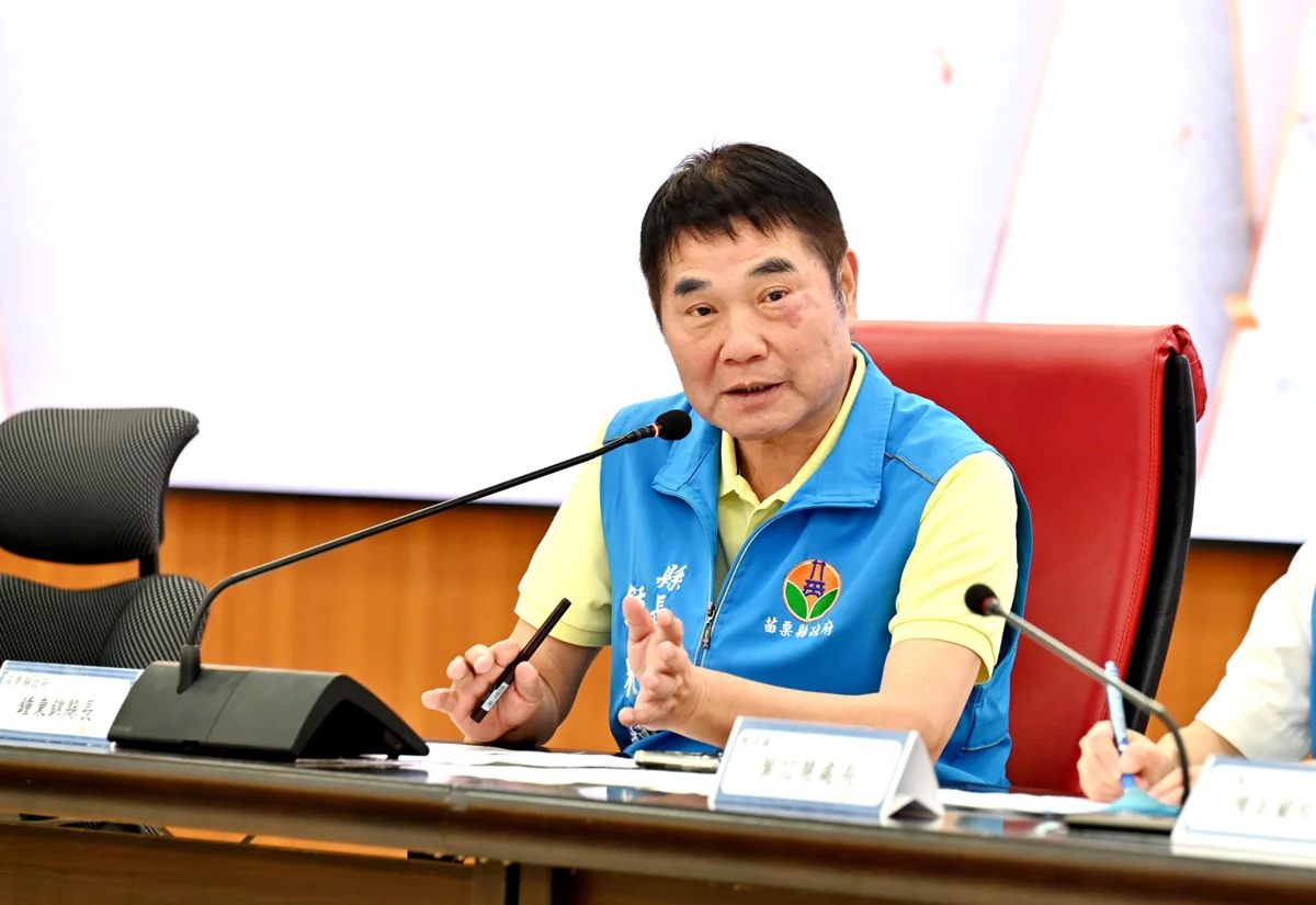 苗栗4學子不畏逆境奪總統教育獎!縣長鍾東錦加碼頒獎學金再贈助聽器