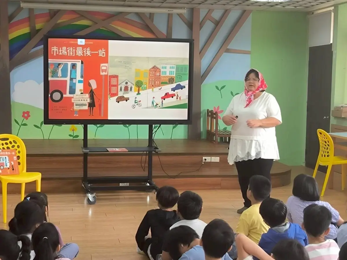 文山區明道國小世界閱讀日:校長帶學童讀《市場街》,上一堂「用心看世界」的生命課