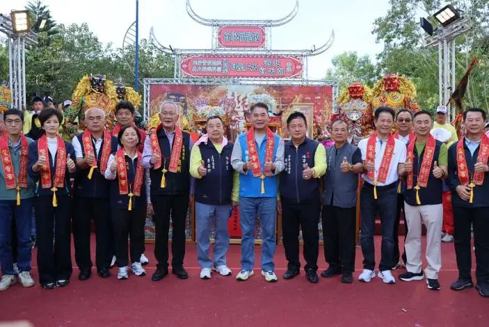 後龍福寧宮迎北港媽祖!萬人空巷遶境祈福 縣長鍾東錦點燃起馬炮