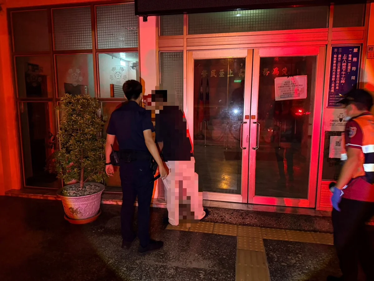 男子醉倒澎湖經國紀念館前！文澳警暖心陪同平安返宿