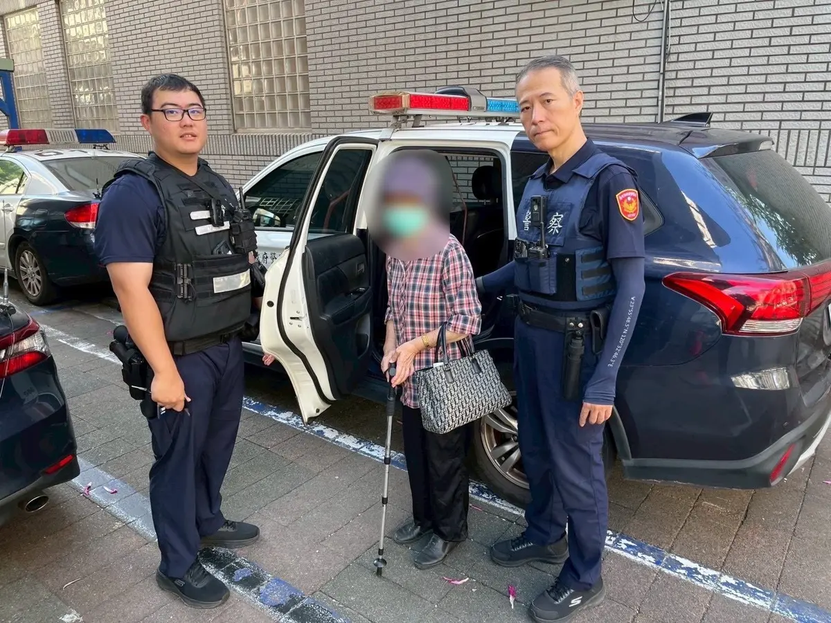 寒風中顫抖!文山區九旬嬤獨站路邊,暖警一句話結局超暖心