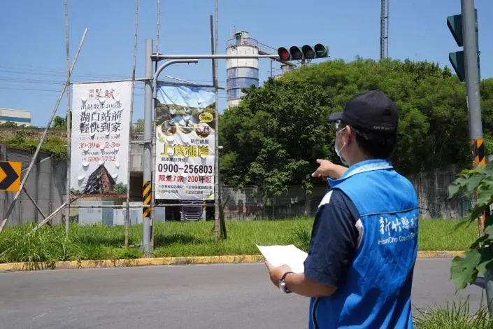 防颱總動員!新竹縣強力拆除「竹架廣告」 業者違法設置最高罰20萬