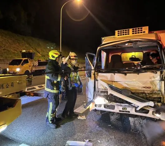 國道一號銅鑼段驚魂！小貨車追撞車頭全毀 駕駛受困消防急救援