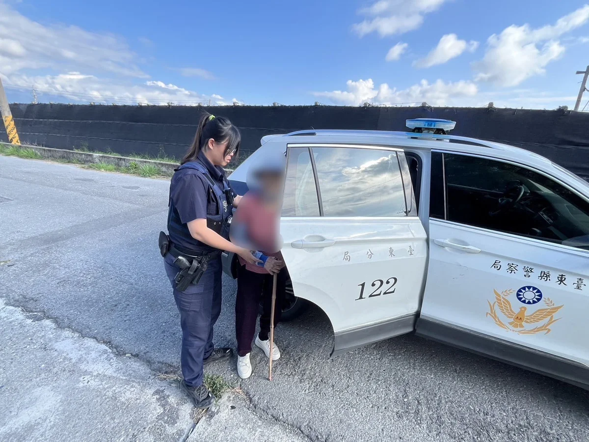 臺東長者迷途不知返家路 永樂警暖心安撫助家屬順利接回