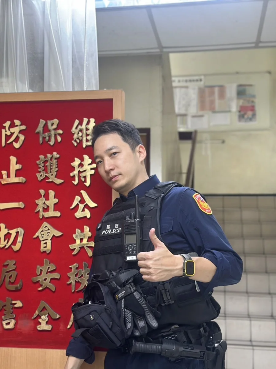 八旬老翁體力不支癱坐路邊!大安警暖心安置助返家