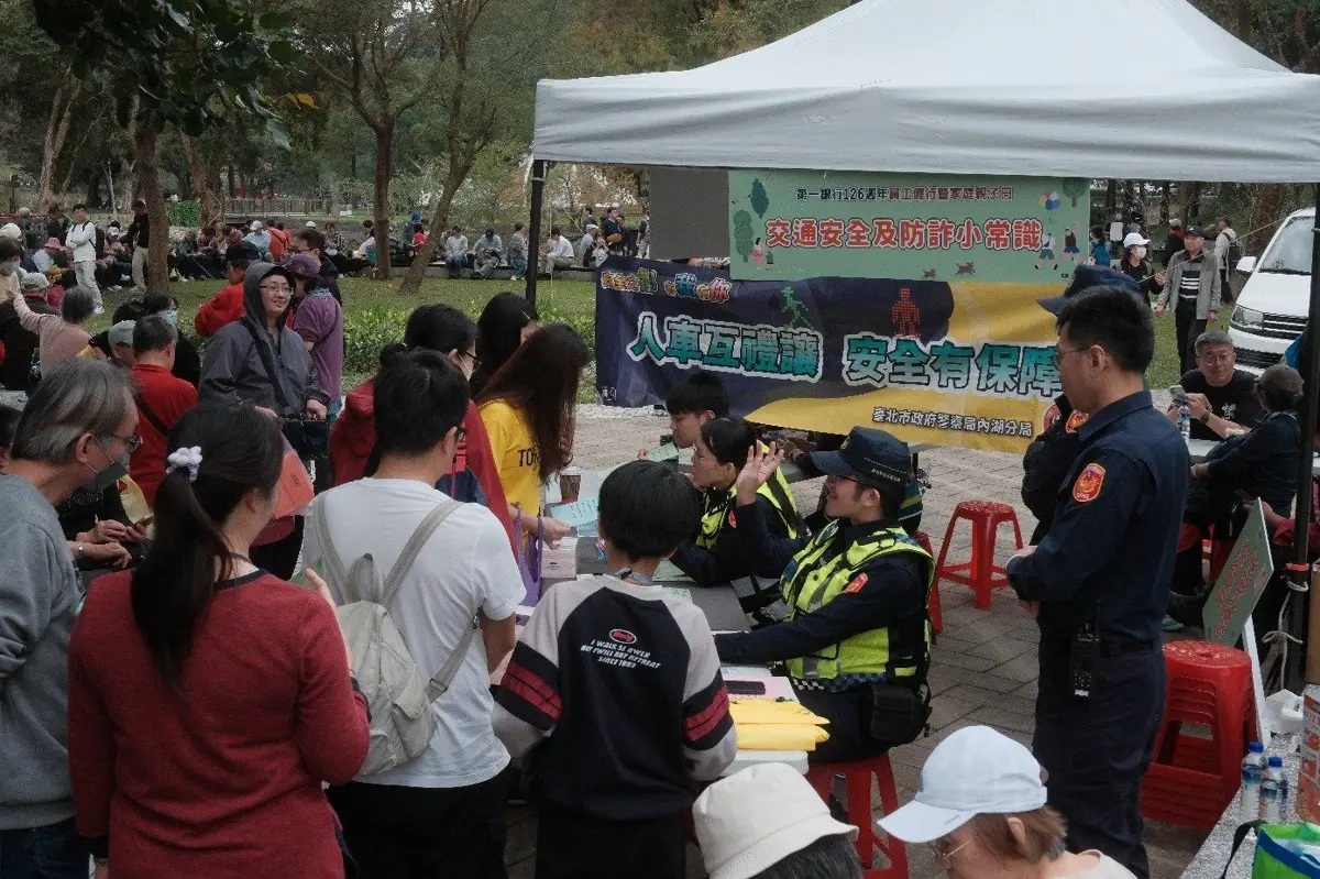 大湖公園家庭日變身交安防詐訓練營!內湖警銀聯手出奇招獲好評