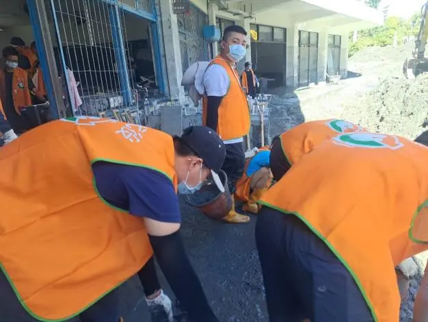 台南役男前進花蓮!兩梯次40人接力馳援光復國中 清淤畫面曝光