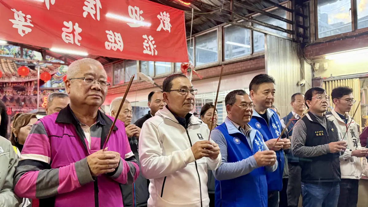 土城三元宮元宵活動擠爆!侯友宜親發「馬上賺錢」福袋,千份提燈發財金秒殺